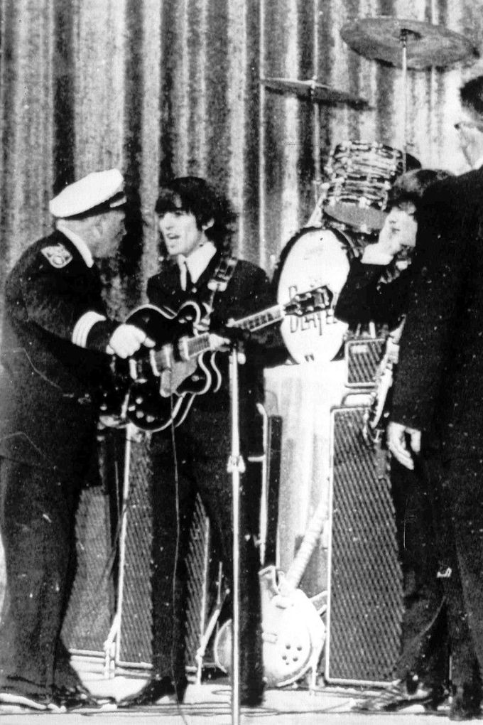 Policie přerušuje koncert Beatles v Clevelandu, kde dav fanoušků vymkl kontrole 16. 9. 1964