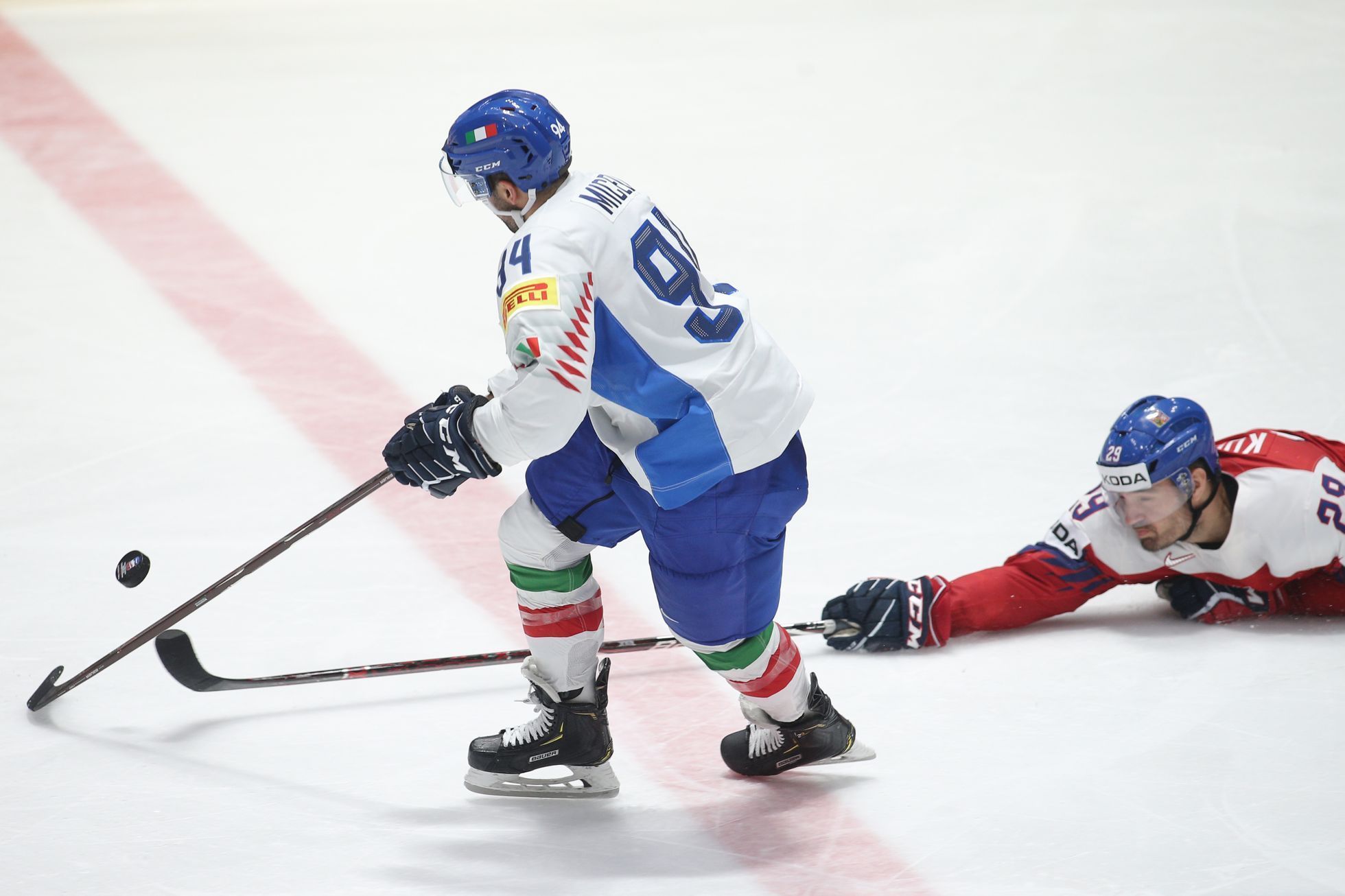 Angelo Miceli a Jan Kolář v zápase Česko - Itálie na MS 2019