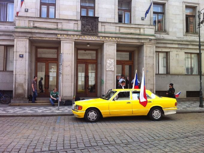 Ministerstvo financí. Pusto a prázdno. Jen pár novinářů a policistů.