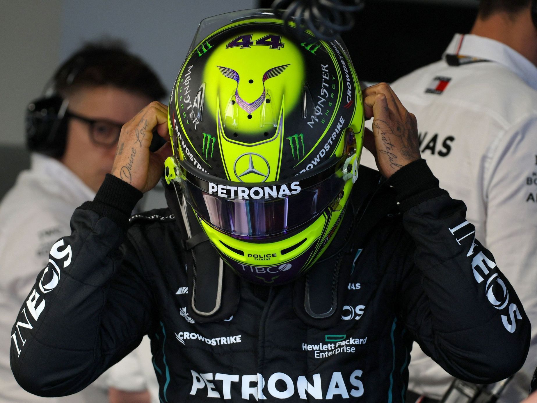 Helma pilota týmu Mercedes Lewise Hamiltona ve VC Miami formule 1 2022
