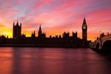 Večerní slunce kouzlí za Westminsterským opatstvím a Big Benem...