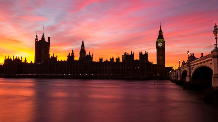 Británie upadla do tmy. Výpadek proudu komplikuje dopravu na silnicích a železnicích