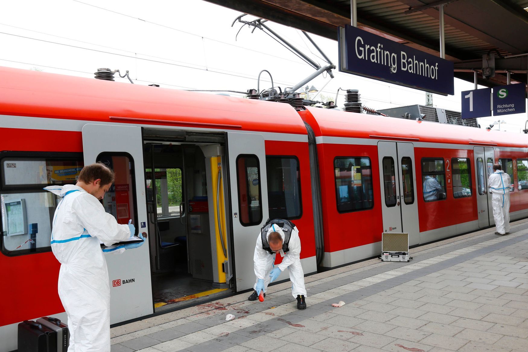 Kriminalisté na nádraží v německém Grafingu, kde muž s nožem napadl cestující.