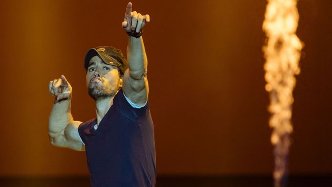 Jeden z návštěvníků pondělního koncertu natočil Iglesiasův hit Bailamos.