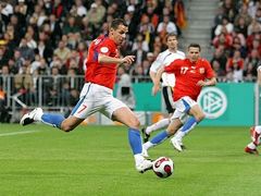 Marek Matějovský střílí druhý gól v prvním poločase zápasu s Německem.