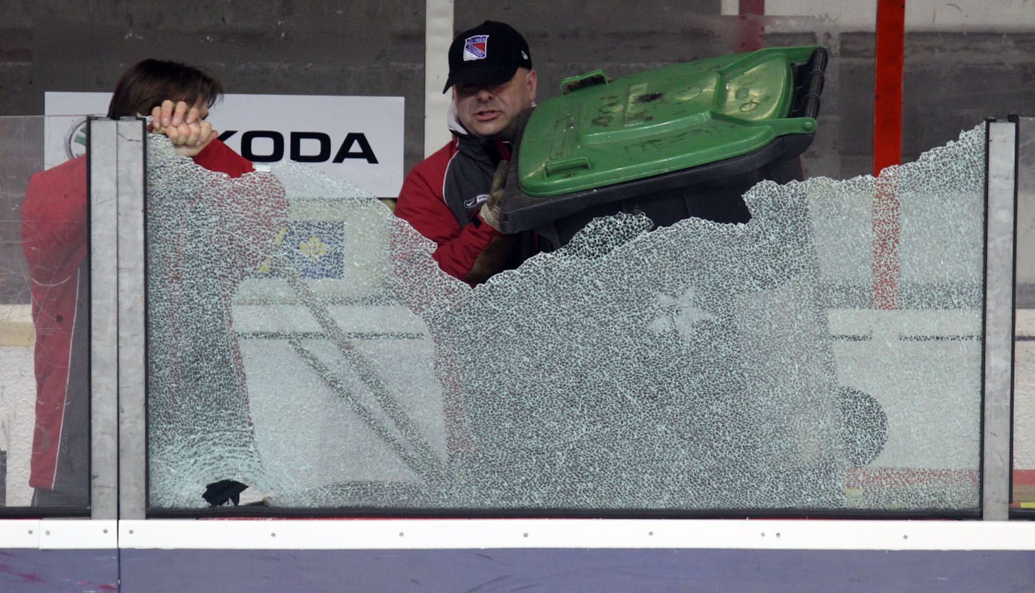 Slavia - Litvínov (prasknuté plexisklo)