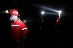 V uralském dole propukl požár, ohroženo je devět horníků