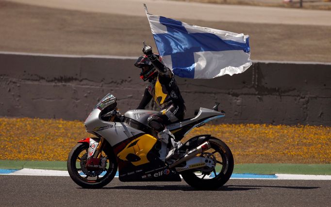 Kalex Moto2 rider Mika Kallio of Finland celebrates after winning the Spanish Grand Prix at Jerez racetrack in Jerez de la Frontera, southern Spain, May 4, 2014. REUTERS/