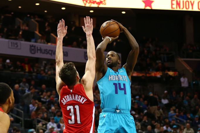 NBA 2018/19, Charlotte - Washington: Michael Kidd-Gilchrist střílí přes Tomáše Satoranského.