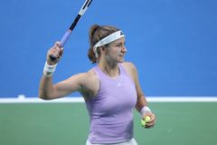 Tweener Muchové i parádní prohozy. Další českou show ukončily slzy Vondroušové