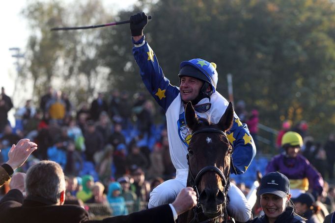 Velká Pardubice 2015: vítěz Marek Stromský na koni Nikasovi