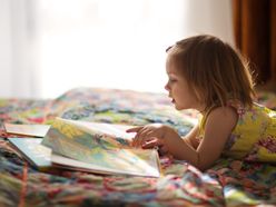 Děti, čtení, ilustrační foto