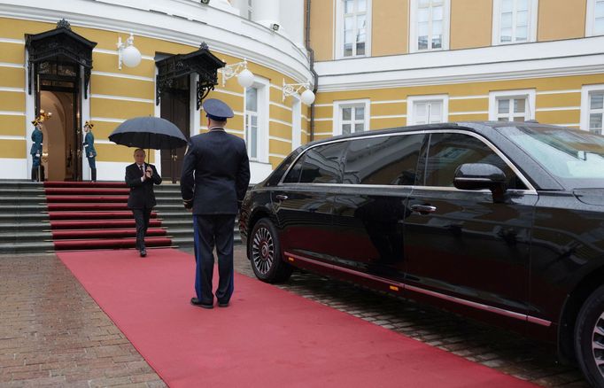 Russian President Vladimir Putin boards the Aurus Senate limousine prior to an inauguration ceremony at the Kremlin in Moscow, Russia May 7, 2024. Sputnik/Gavriil Grigoro