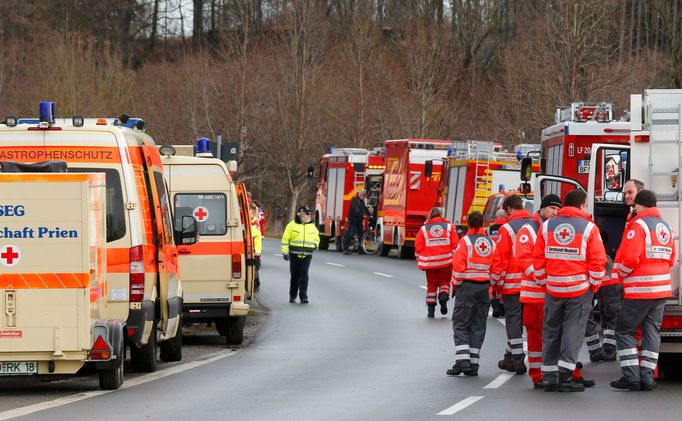 Záchranáři u Bad Aiblingu na jihu Německa, kde došlo k železničnímu neštěstí. (9. února 2016)