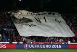 Plzeňští fanoušci přivítali při nástupu týmů trenéra Vrbu transparentem s podobiznou a nápisem "Trenér číslo 1".