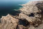 Mizející Mrtvé moře. Slanou vodu nahrazuje propadlá zem, ročně hladina klesne o metr