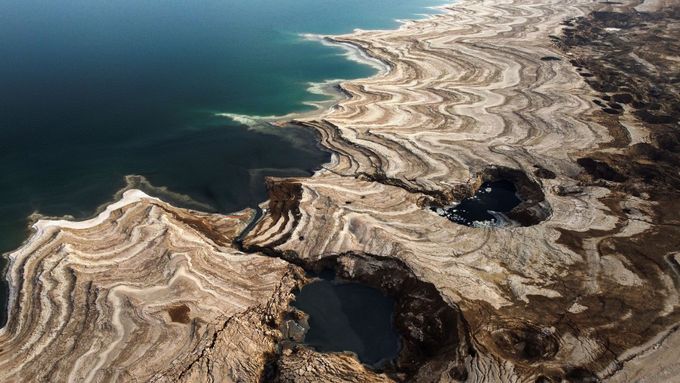 Mizející Mrtvé moře. Slanou vodu nahrazuje propadlá zem, ročně hladina klesne o metr