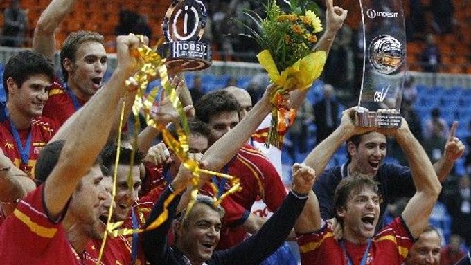 Volejbalisté Španělska slaví senzační zisk evropského zlata po vítězství nad Ruskem.