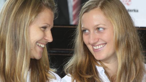 České tenistky Lucie Šafářová a Petra Kvitová během losu ve finále Fed Cupu 2012.