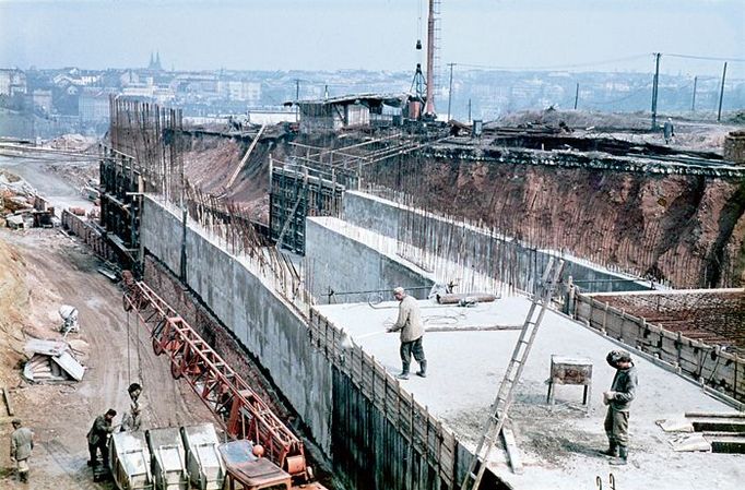 Výstavba navazujícího tubusu metra do podzemí v roce 1970.