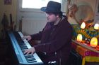 Geniální slepý hudebník z Holic. S bravurou hraje na klavír i zpívá. Ve Vatikánu si ho vyhlédl papež