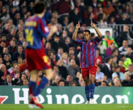 Míč je v síti Benfiky, Ronaldinho se raduje