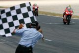 Finiš Velké ceny Katalánska ve třídě MotoGP. Z vítězství se radoval Casey Stoner na Ducati.