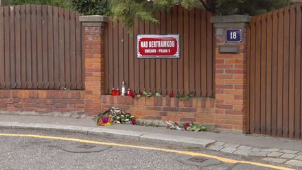 Přímý přenos od vily Bertramka, kde v rodinném kruhu zemřel zpěvák Karel Gott