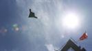 An X-47B pilot-less drone combat aircraft is pictured as it flies over the aircraft carrier, the USS George H. W. Bush, after being launched from the ship in the Atlantic Ocean off the coast of Virginia, May 14, 2013. The U.S. Navy made aviation history on Tuesday by catapulting an unmanned jet off an aircraft carrier for the first time, testing a long-range, stealthy, bat-winged plane that represents a jump forward in drone technology. REUTERS/Jason Reed (UNITED STATES - Tags: MILITARY SCIENCE TECHNOLOGY) Published: Kvě. 14, 2013, 7:04 odp.