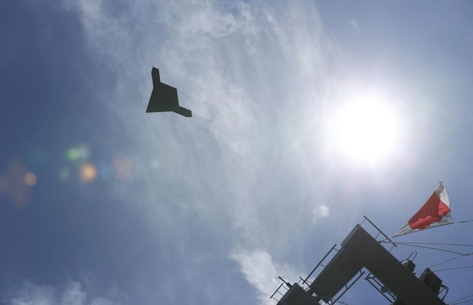 An X-47B pilot-less drone combat aircraft is pictured as it flies over the aircraft carrier, the USS George H. W. Bush, after being launched from the ship in the Atlantic Ocean off the coast of Virginia, May 14, 2013. The U.S. Navy made aviation history on Tuesday by catapulting an unmanned jet off an aircraft carrier for the first time, testing a long-range, stealthy, bat-winged plane that represents a jump forward in drone technology. REUTERS/Jason Reed (UNITED STATES - Tags: MILITARY SCIENCE TECHNOLOGY) Published: Kvě. 14, 2013, 7:04 odp.