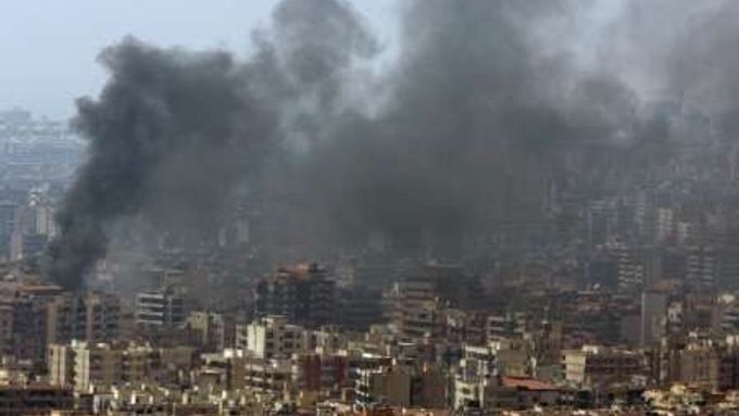 Fotografie tak, jak ji agentura Reuters vydala poté, co stáhla tu původní záměrně upravenou libanonským reportérem. Na ní byl kouř stoupající z budov zasažených na předměstí Bejrútu izraelským letectvem úmyslně ztmaven.