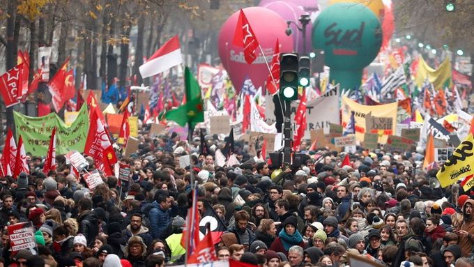 Protesty proti plánované reformě důchodového systému v Paříži.