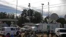 The media contingency near the scene of a shooting and hostage taking near Midland City, Alabama February 1, 2013. Residents in a rural Alabama town prayed on Friday and called for the release of a 5-year-old boy being held captive for a fourth day by a man accused of shooting a school bus driver and then taking the child hostage. REUTERS/Phil Sears (UNITED STATES - Tags: CRIME LAW) Published: Úno. 1, 2013, 9:33 odp.