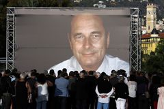 Bonviván i "cool" idol mládeže. Francouzi vzdávají úctu prezidentu Chirakovi