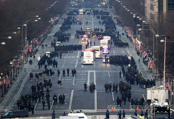 Policie a bezpečnostní složky prohlížejí Pennsylvania Avenue před odpoledním průvodem z Kapitolu do Bílého domu.