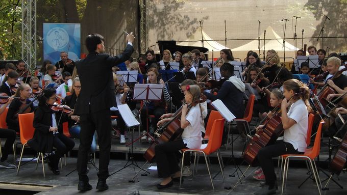 Během krátké zkoušky vznikl na Střeleckém ostrově improvizovaný orchestr složený z dětí NF Harmonie, českých ZUŠ a konzervatoří i z filharmoniků.