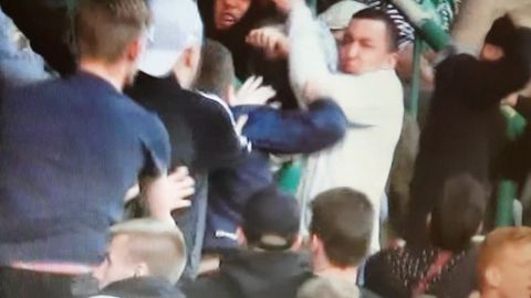 Policie ukázala video z rvačky na pražském stadionu. Poznáte někoho z rváčů?