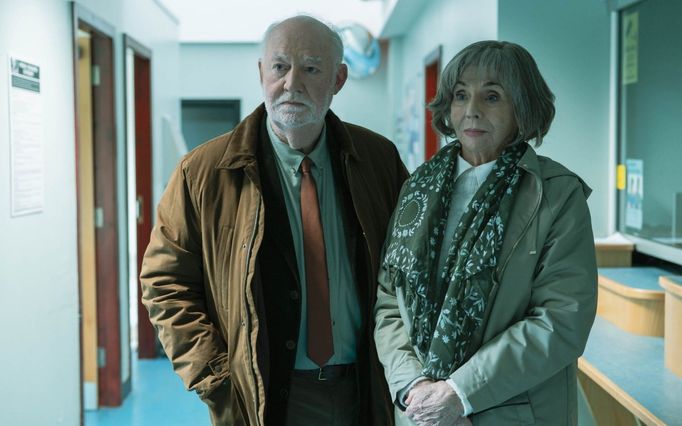 David Calder a Sue Johnsonová jako Cobdenovi rodiče John a June.