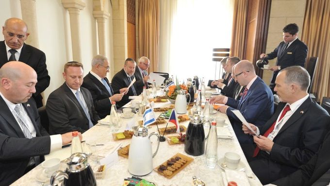 Společné jednání členů české a izraelské vlády.