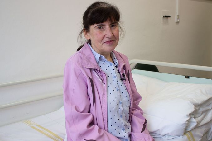 Čtyřiapadesátiletá Lilije čekala deset let na nové plíce. Lékaři ze Všeobecné fakultní nemocnice v Praze ji nakonec vyléčili za několik hodin.