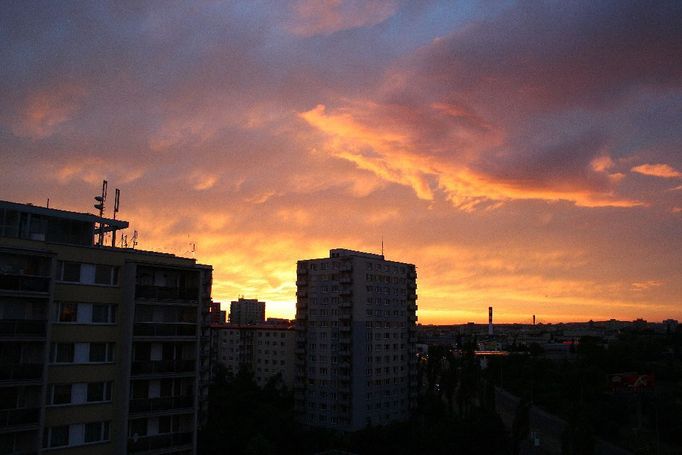 Fotografie byla pořízena 18. 6. 2011 zhruba ve 20 hodin. To světlo, které se rozlilo po obloze, nešlo nevyfotit...letní podvečery jsou to nejhezčí na celém létě.