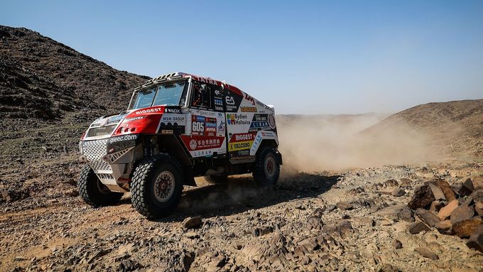 Dramatický moment z 5. etapy Rallye Dakar
