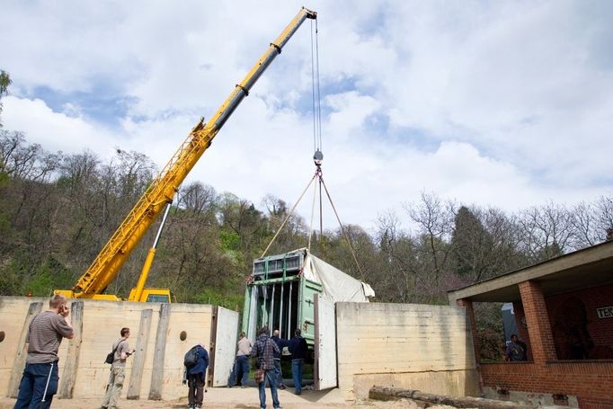 Jeřáb přenáší Shanti. Transport vyžadoval spolehlivou týmovou spolupráci.