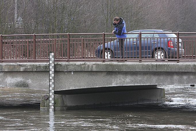 Dalším hrozícím tokem byla řeka Jihlava. V pátek po poledni začala řeka v Lukách nad Jihlavou pomalu klesat.