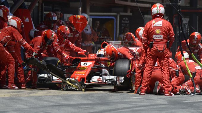Zastávky v boxech proběhly v neděli u Ferrari bez problémů, ale jejich načasování znamenlao pro Sebastian Vettela ztrátu vedení v Grand Prix.