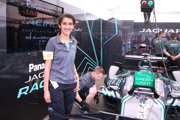 Jedním z hlavních konstruktérů elektrické závodní formule týmu Jaguar je tato éterická dívka jménem Charanya Ravi.