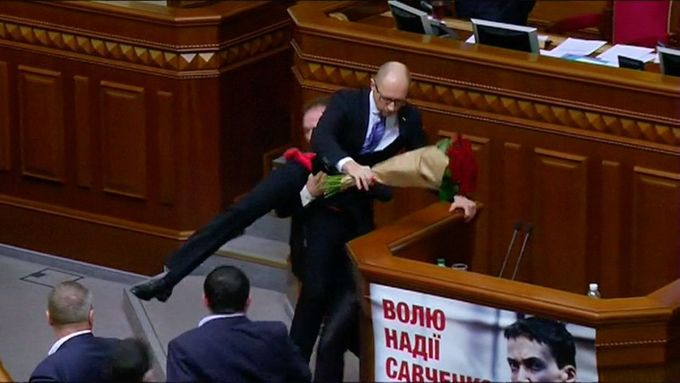 V ukrajinském parlamentu se strhla rvačka, když premiér Arsenij Jaceňuk přednášel výroční zprávu o činnosti vládního kabinetu.
