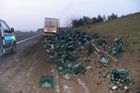 Řidič usnul, z náklaďáku se vysypala piva za 150 tisíc