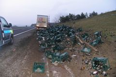Kamion s pivem zablokoval silnici R48 na severu Moravy