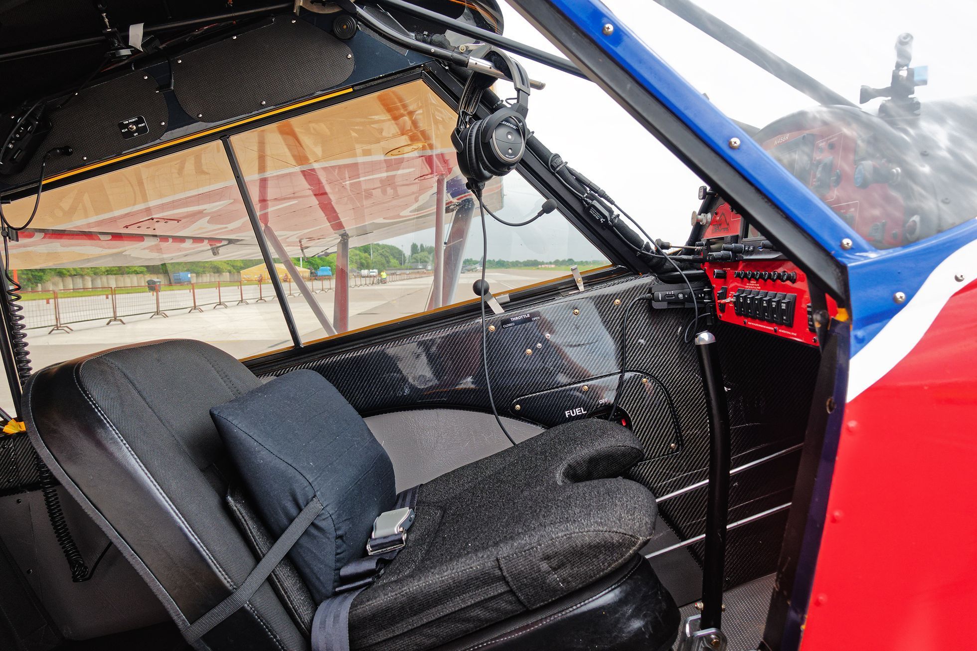 Pilot Łukasz Cziepiela a jeho letadlo, se kterým přistál na střeše mrakodrapu Burž al-Arab, Aviatická pouť Pardubice, květen 2023